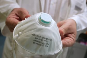 Atemschutzmasken sind oftmals Requisiten in Arztserien - und sehr nützlich im Ernstfall.