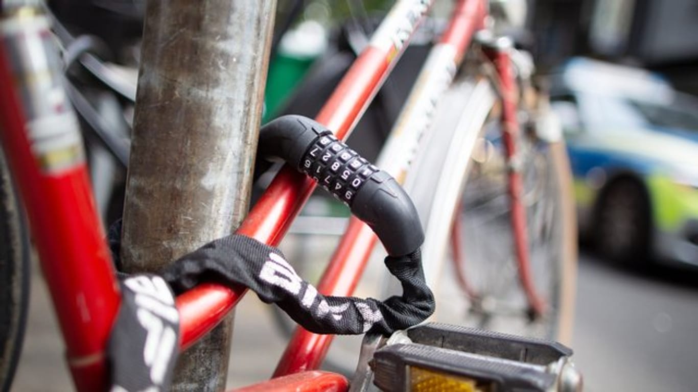 Neben konventionellen Fahrradschlössern gibt es auch schon elektronische Sicherheitsschlösser auf dem Markt.