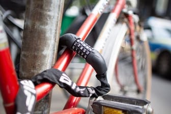 Neben konventionellen Fahrradschlössern gibt es auch schon elektronische Sicherheitsschlösser auf dem Markt.