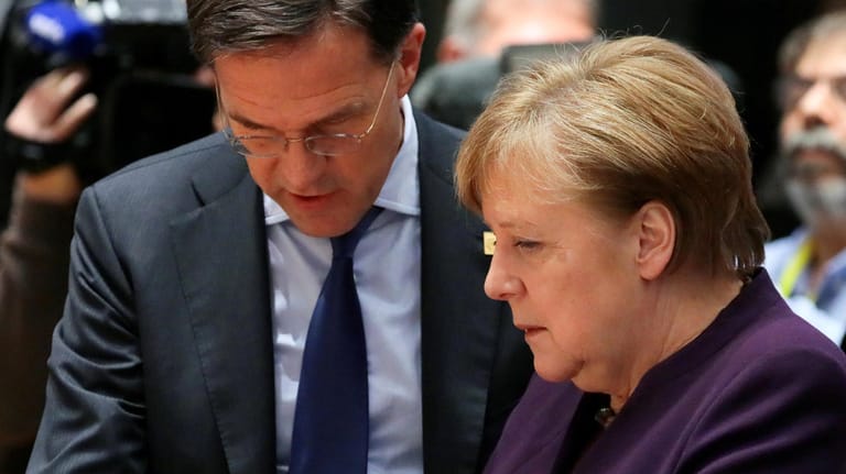 Die Niederländische Premier Mark Rutte und Kanzlerin Angela Merkel: Die EU-Staats- und Regierungschefs kommen in der Corona-Krise zu einer Videokonferenz zusammen.