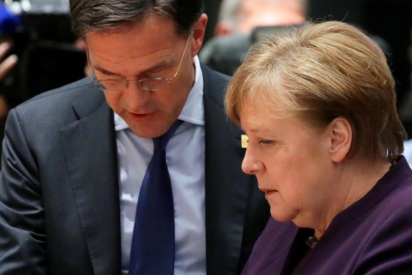 Die Niederländische Premier Mark Rutte und Kanzlerin Angela Merkel: Die EU-Staats- und Regierungschefs kommen in der Corona-Krise zu einer Videokonferenz zusammen.