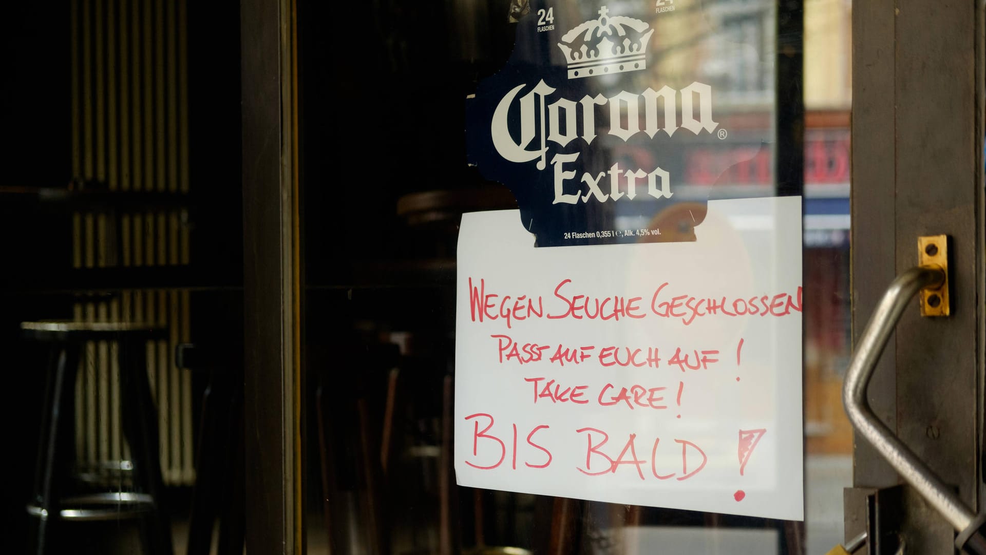 Eine geschlossene Bar wegen des Coronavirus in Berlin: Zwei Essener wollen Gastronomen in der Krise unterstützen.