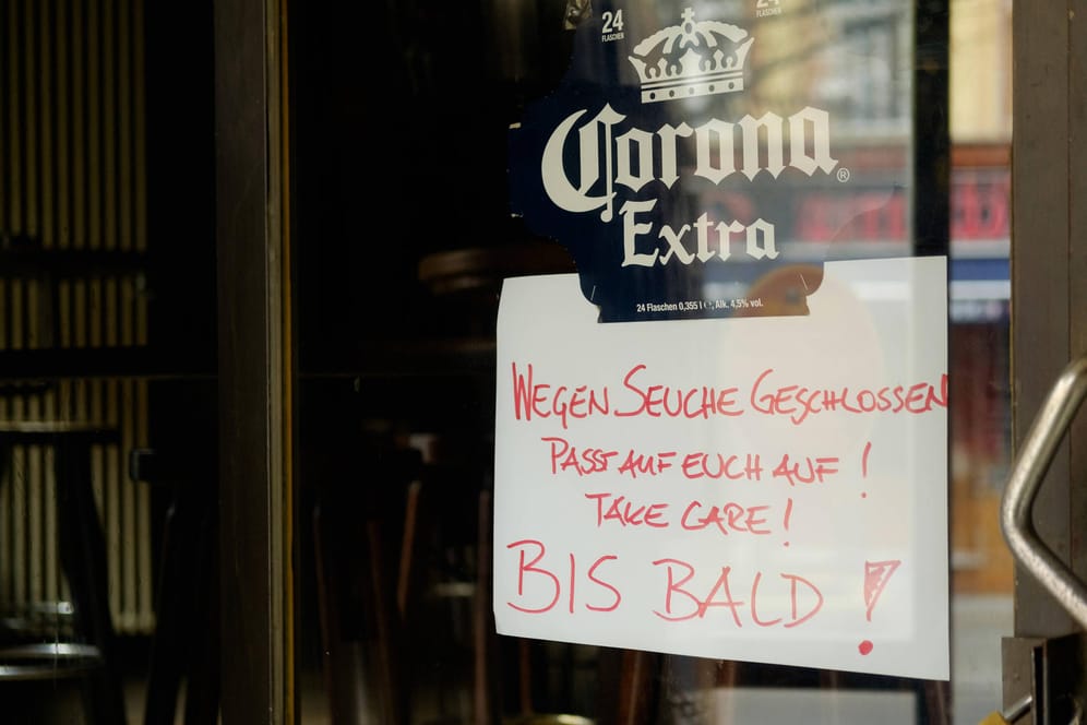 Eine geschlossene Bar wegen des Coronavirus in Berlin: Zwei Essener wollen Gastronomen in der Krise unterstützen.