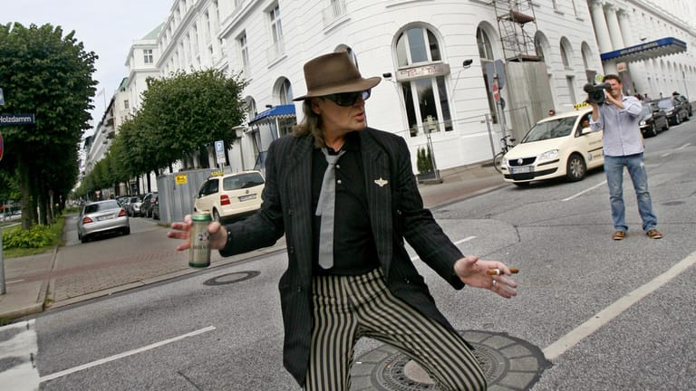 Udo Lindenberg: Hier tanzt der Rocker für Dreharbeiten vor dem Hotel "Atlantic" in Hamburg, wo er seit 26 Jahren wohnt.