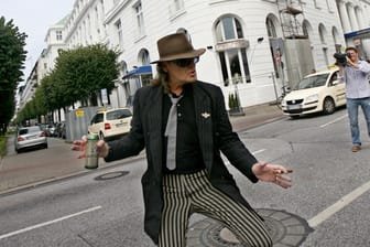 Udo Lindenberg: Hier tanzt der Rocker für Dreharbeiten vor dem Hotel "Atlantic" in Hamburg, wo er seit 26 Jahren wohnt.