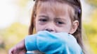 Kleinkind hustet: Wie gefährlich das Coronavirus für Kinder ist, bleibt umstritten.