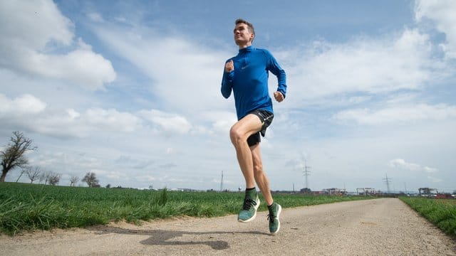 Marathon-Ass Arne Gabius beim Training.