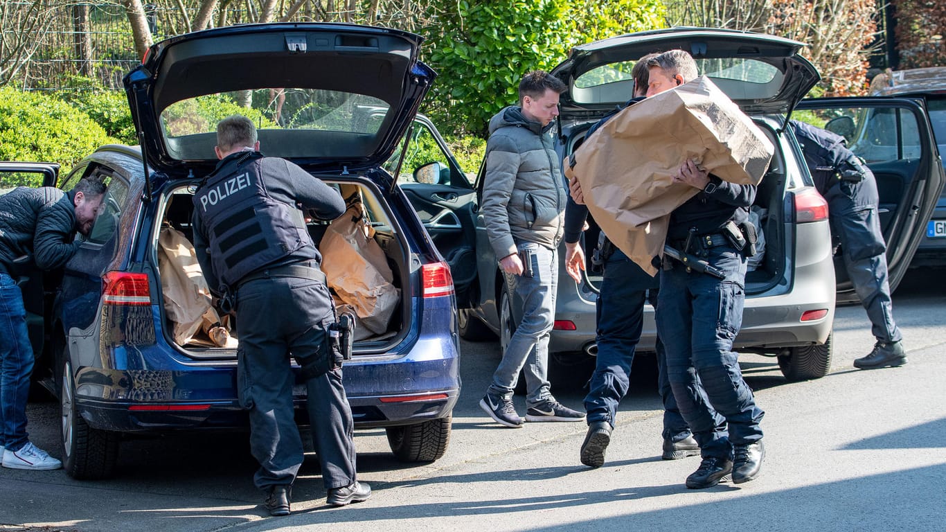 Razzia in Nordrhein-Westfalen: Polizisten finden abgesägte Schrotflinten und Macheten.