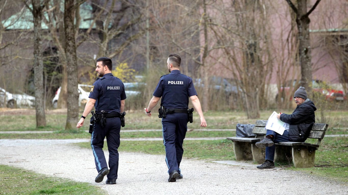 Polizisten laufen in einem Park Streife (Symbolbild): In Wolfsburg hat die Polizei die Überprüfung der Einhaltung von Kontaktverboten verstärkt.