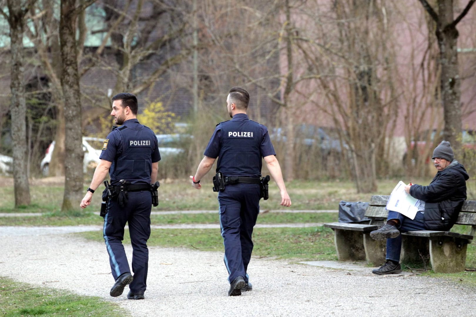 Polizisten laufen in einem Park Streife (Symbolbild): In Wolfsburg hat die Polizei die Überprüfung der Einhaltung von Kontaktverboten verstärkt.