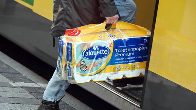 Hygieneartikel wie Toilettenpapier sind derzeit äußerst stark nachgefragt.