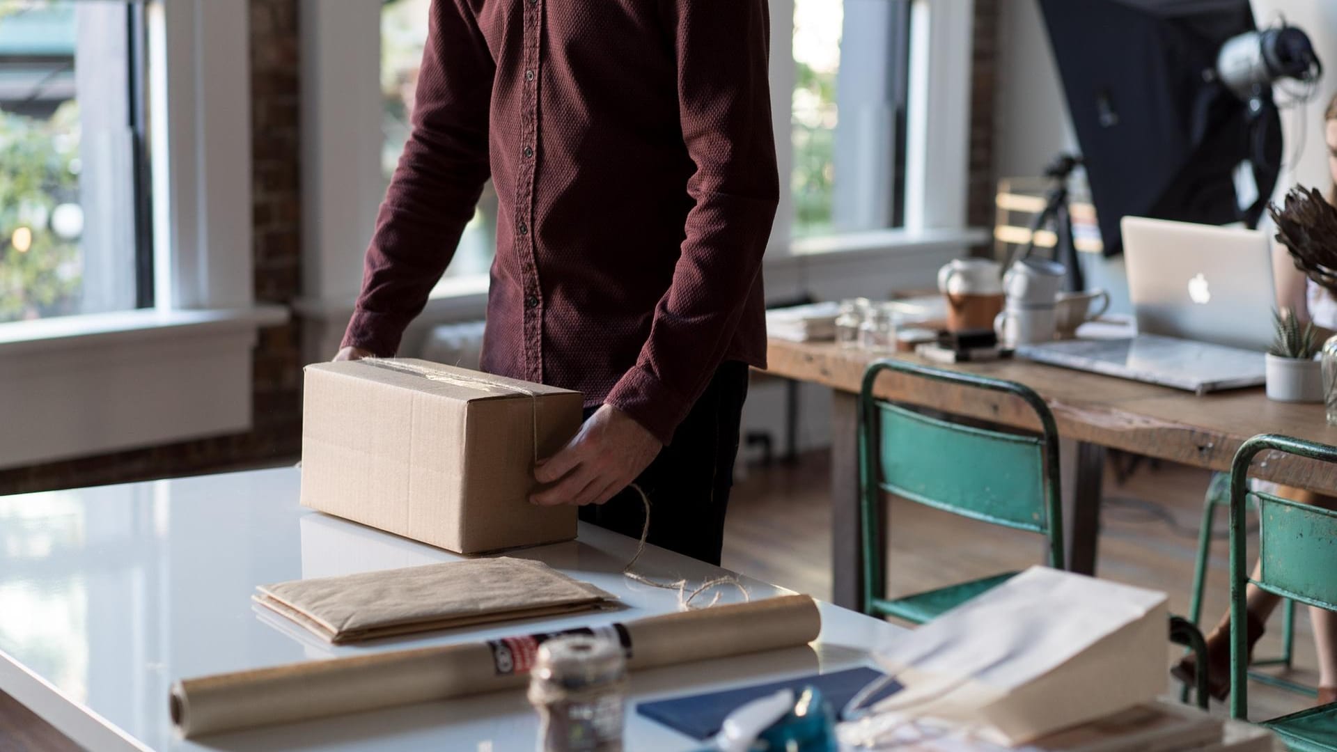 Ein Mann mit einem Paket in der Hand: In Karlsruhe bieten nun auch kleine Läden einen Bring-Service an.