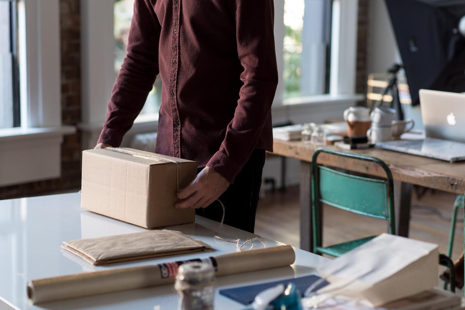 Ein Mann mit einem Paket in der Hand: In Karlsruhe bieten nun auch kleine Läden einen Bring-Service an.