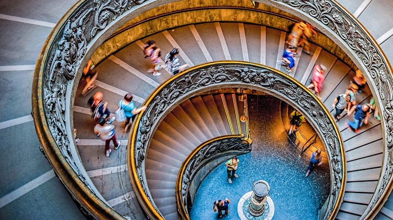 Vatikanische Museen: Die spiralförmige Treppe befindet sich am Ausgang der Vatikanischen Museen, sie wird "Bramante-Treppe" genannt.