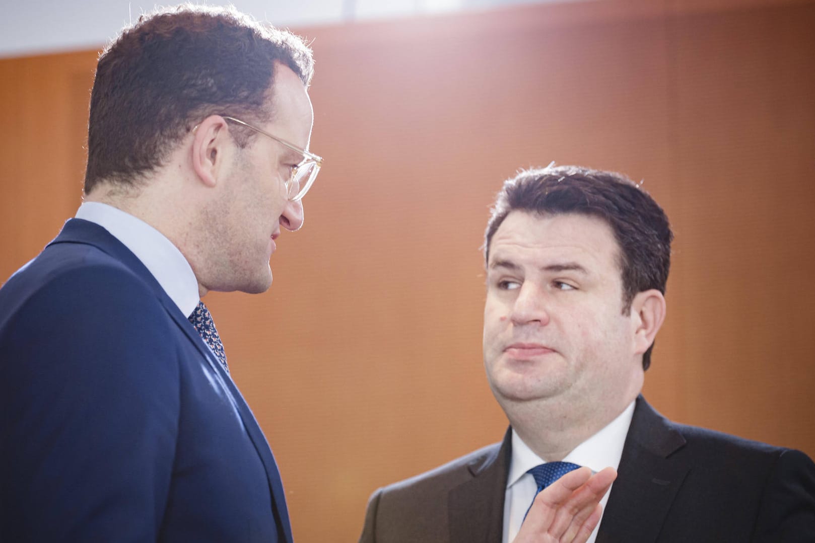Gesundheitsminister Spahn, Arbeitsminister Heil: Wie lang müssen die Einschränkungen im Alltag aufrechterhalten bleiben.