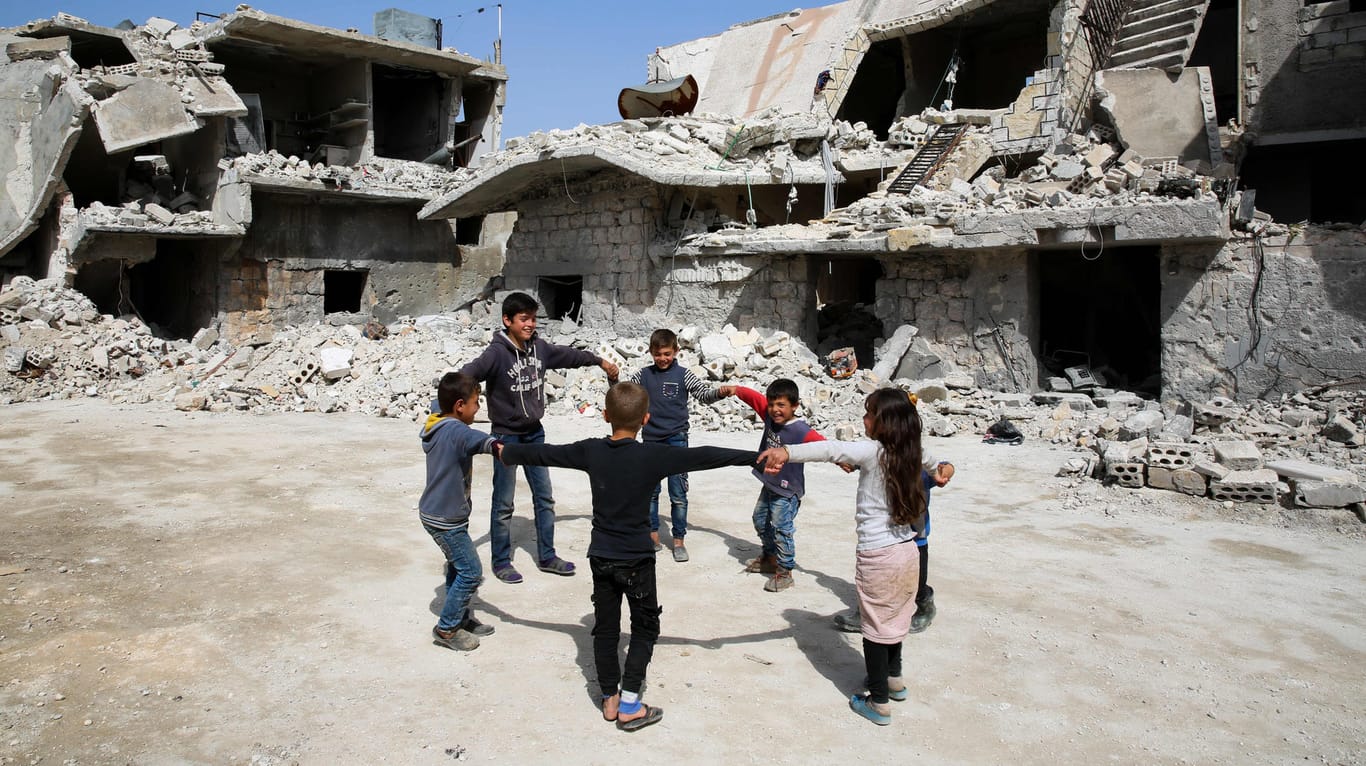Spielende Kinder in Atarib in Syrien: Im vom Bürgerkrieg zerstörten Land wird das Coronavirus viele Opfer fordern, befürchtet Kolumnistin Lamya Kaddor.