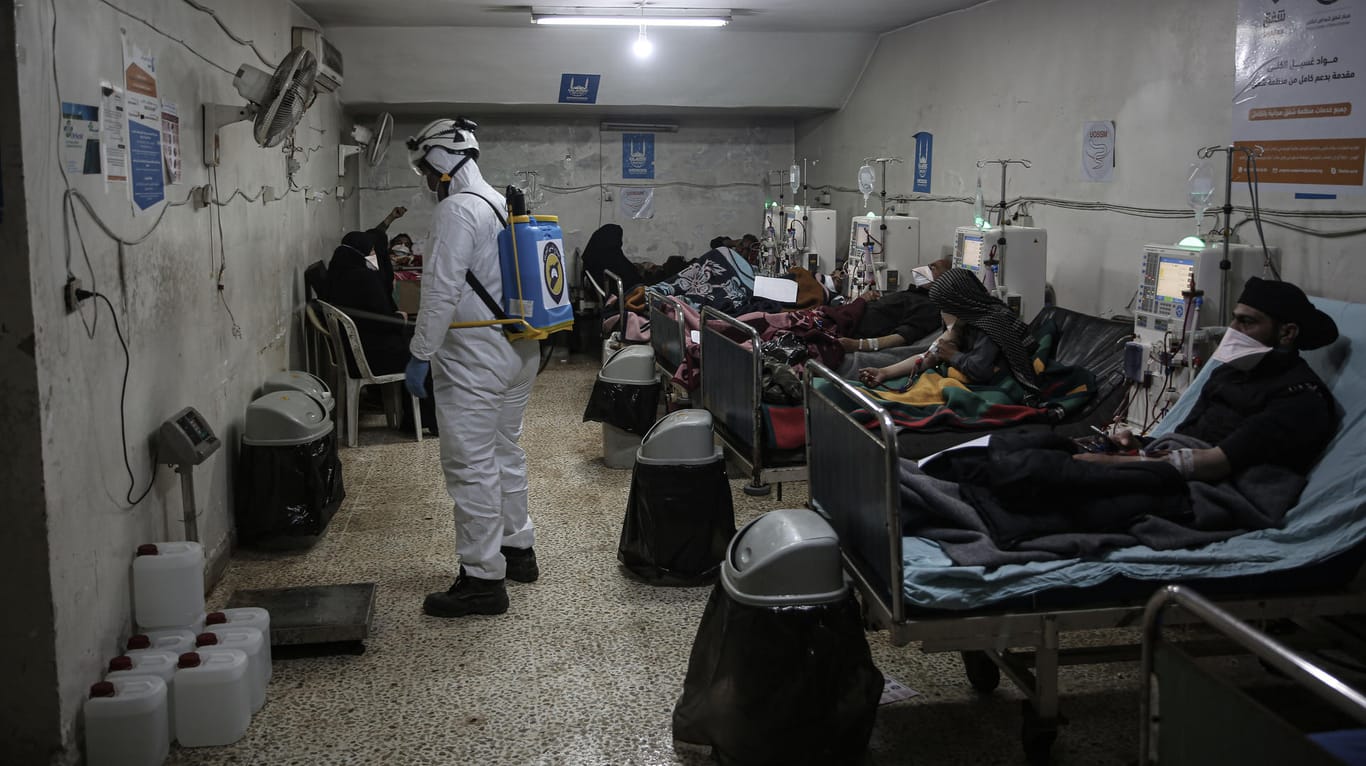 Idlib: Ein Mitglied des syrischen Zivilschutzes versprüht Desinfektionsmittel in einem Krankenhaus gegen die Coronavirus-Pandemie.