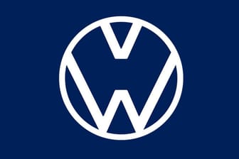 Überarbeitetes VW-Logo: Zusammen mit dem Hinweis "Danke fürs Abstand halten" soll es kurzzeitig auf die Corona-Gefahr hinweisen. Auf den Autos des Konzerns wird es natürlich nicht zu finden sein.