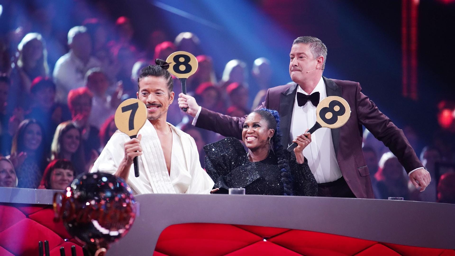 Die "Let´s Dance"-Jury hier noch mit Publikum im Hintergrund: Seit der dritten Liveshow findet das Format komplett ohne Publikum statt. Die "Let´s Dance"-Jury hier noch mit Publikum im Hintergrund: Seit der dritten Liveshow findet das Format komplett ohne Publikum statt.