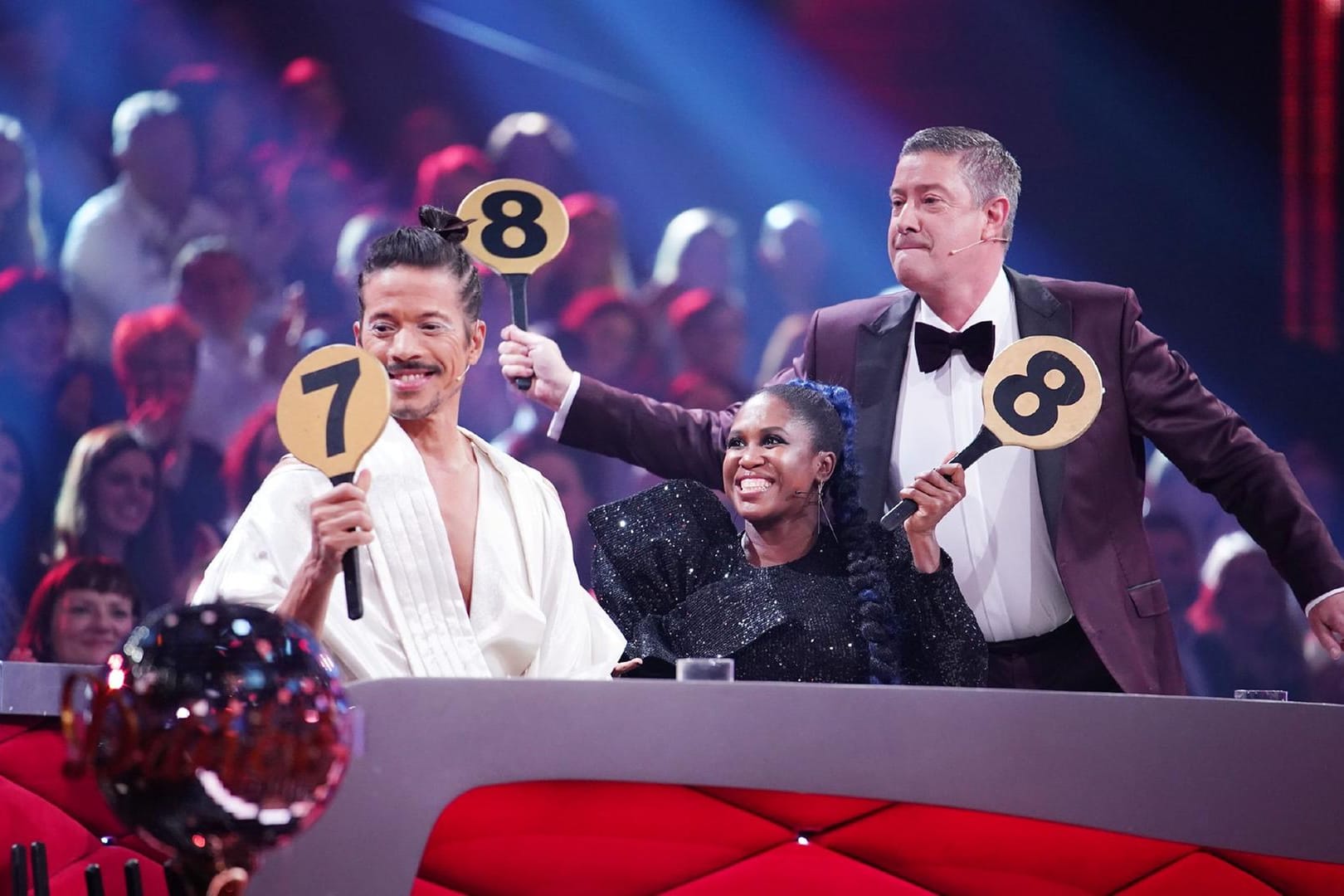 Die "Let´s Dance"-Jury hier noch mit Publikum im Hintergrund: Seit der dritten Liveshow findet das Format komplett ohne Publikum statt.