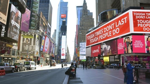 Der New Yorker Times Square ist nach einer Verhängten Sperre nahezu verlassen. Der New Yorker Times Square ist nach einer Verhängten Sperre nahezu verlassen.