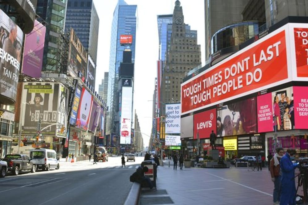 Der New Yorker Times Square ist nach einer Verhängten Sperre nahezu verlassen.
