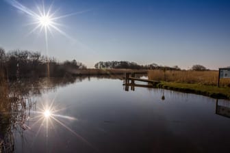 Sonniges Wetter in Schleswig-Holstein: Die Sonne spiegelt sich im Wasser an einer Badestelle.