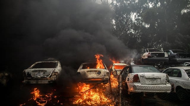 In Libyen war nach dem Sturz und der Tötung des langjährigen Machthabers Al-Gaddafi 2011 ein Bürgerkrieg ausgebrochen, an dem zahlreiche Milizen beteiligt sind. In Libyen war nach dem Sturz und der Tötung des langjährigen Machthabers Al-Gaddafi 2011 ein Bürgerkrieg ausgebrochen, an dem zahlreiche Milizen beteiligt sind.