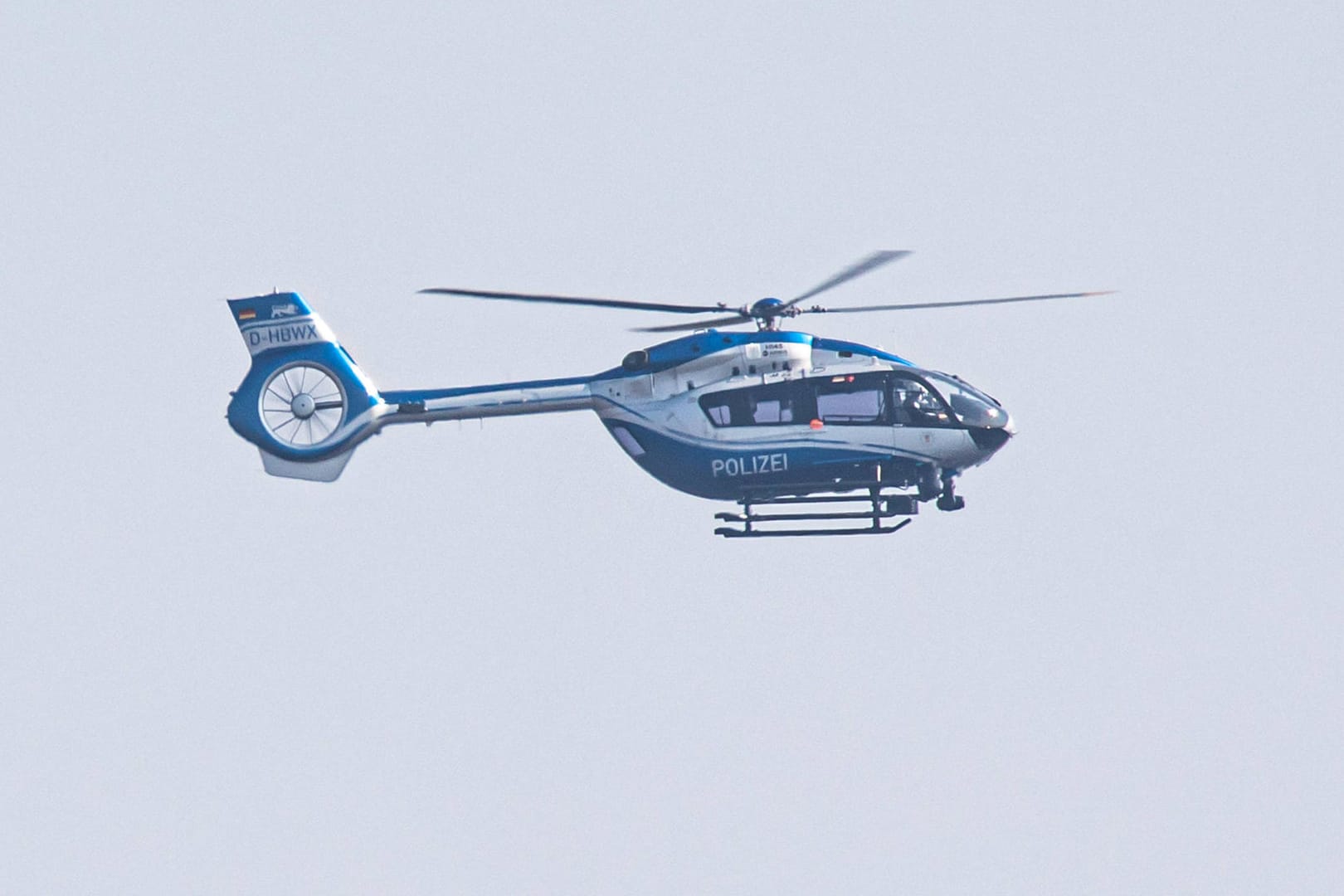 Ein Polizeihubschrauber (Symbolbild): In Erfurt flüchtete ein junger Mann vor einer Verkehrskontrolle und musste auch aus der Luft gesucht werden.