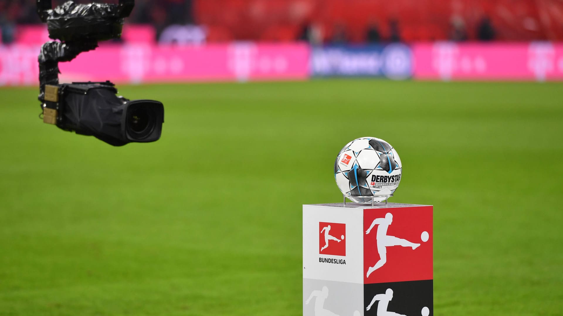 Wie geht es weiter in der Fußball-Bundesliga? Die DFL will ab Mai wieder spielen. Ob das möglich sein wird, ist noch völlig offen.