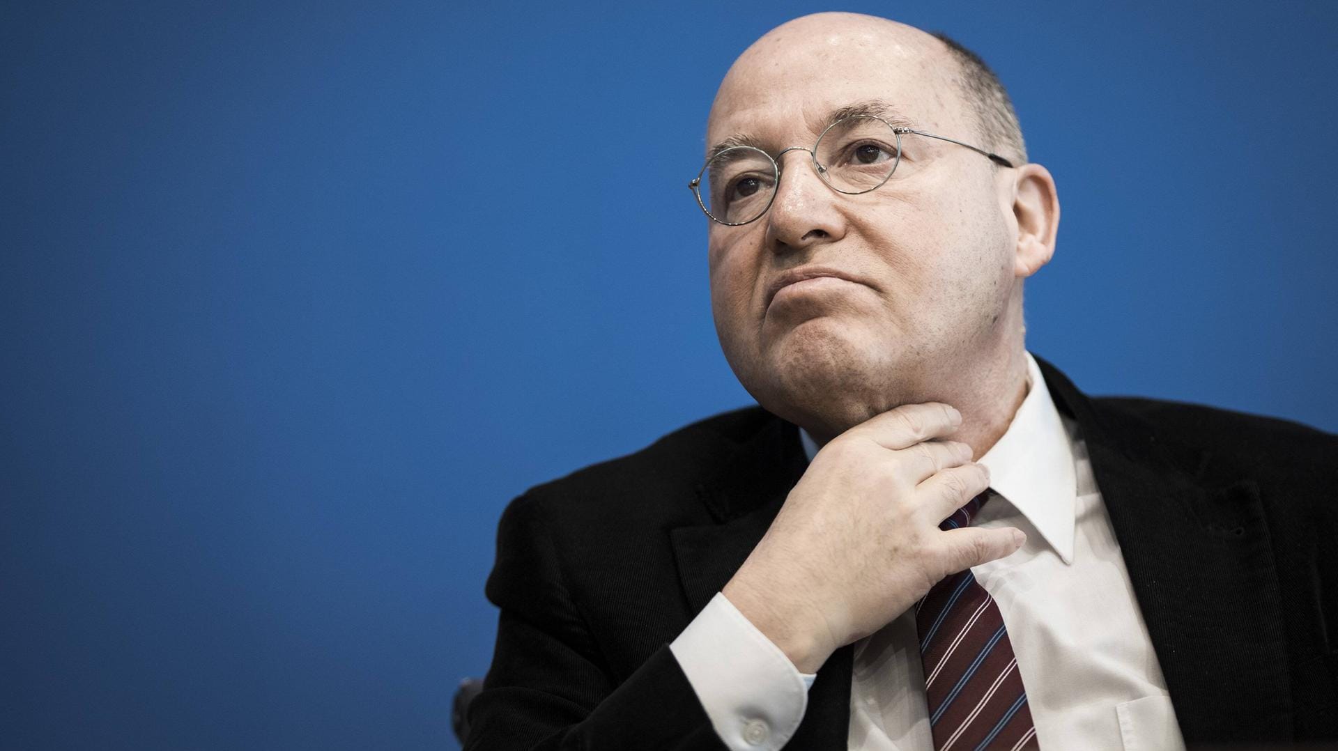 Gregor Gysi hält die Maßnahmen der Bundesregierung zur Bekämpfung der Corona-Pandemie für einen ersten richtigen Schritt.