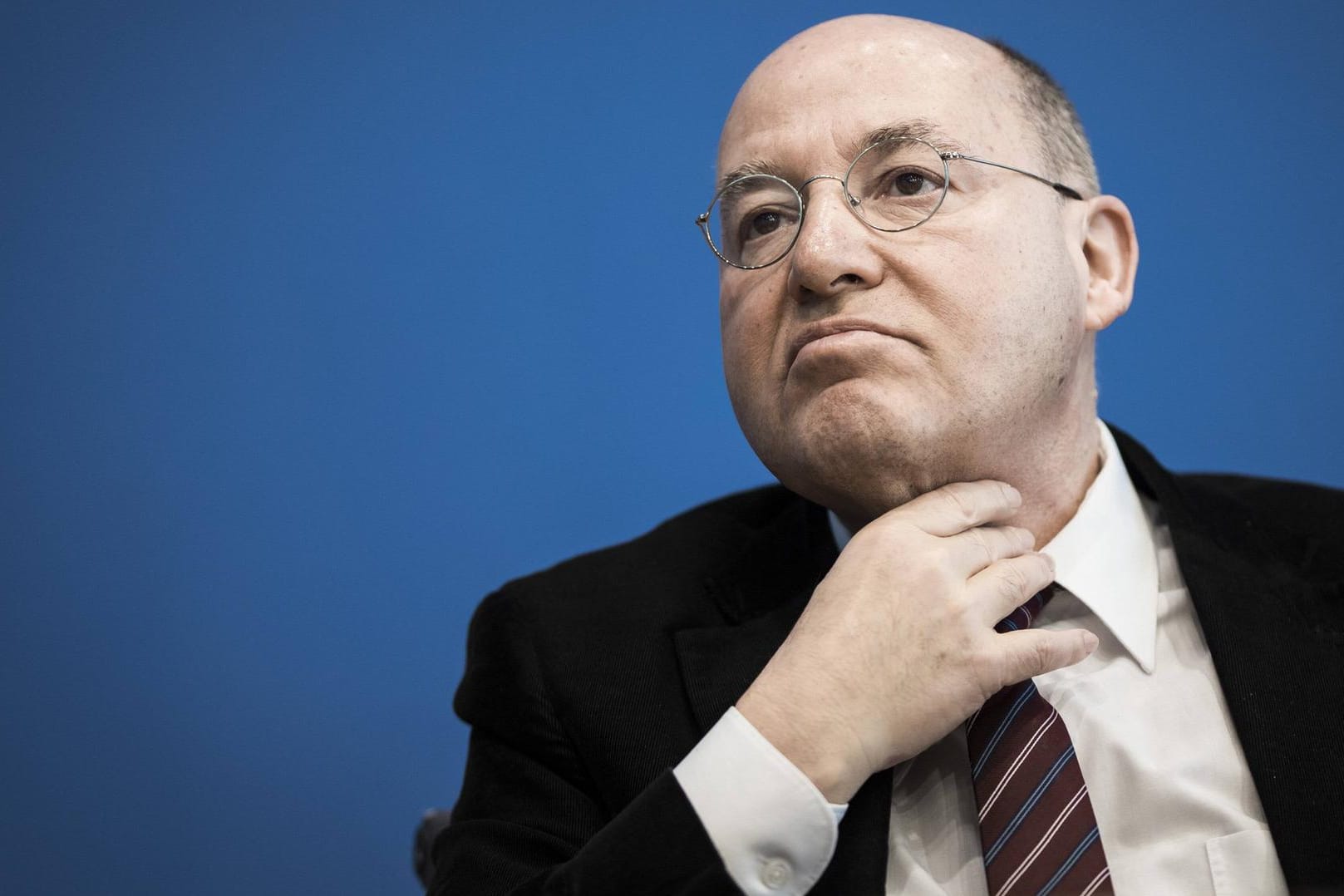 Gregor Gysi hält die Maßnahmen der Bundesregierung zur Bekämpfung der Corona-Pandemie für einen ersten richtigen Schritt.