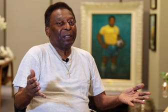 Pele: Die brasilianische Fußball-Legende trauert um seinen kleinen Bruder.