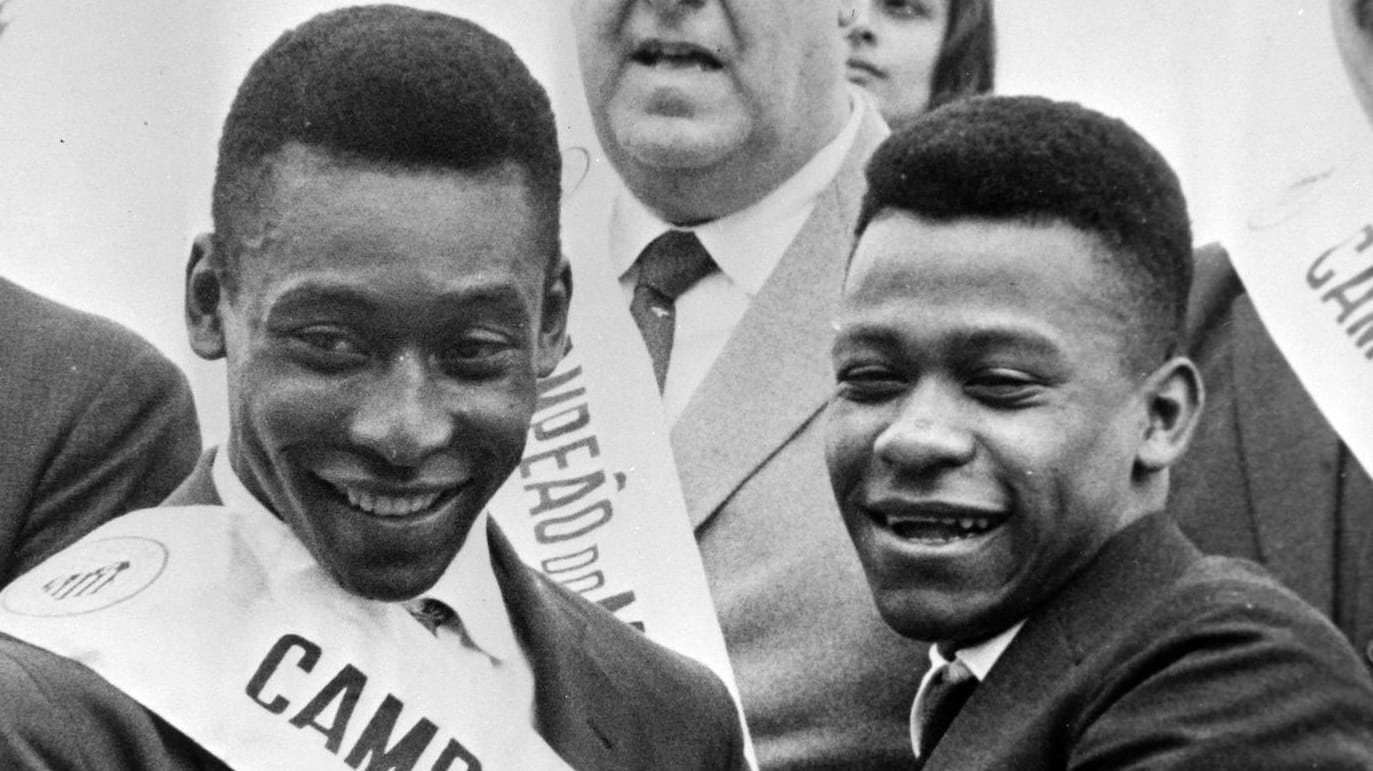 Pele (l.) mit Bruder mit seinem Bruder Zoca im Jahr 1963.