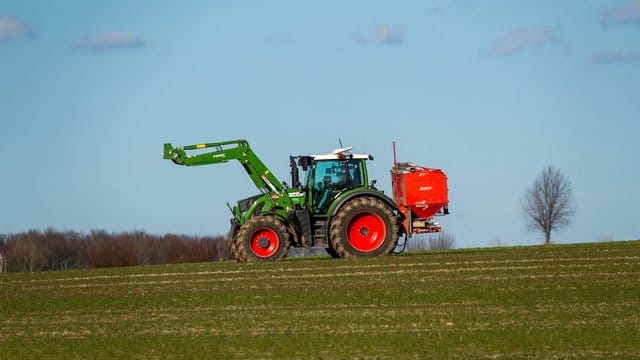Bundesländer und Bauern dürfen für die Umsetzung strengerer Dünge-Vorschriften zum Schutz des Grundwassers auf mehr Zeit hoffen. Bundesländer und Bauern dürfen für die Umsetzung strengerer Dünge-Vorschriften zum Schutz des Grundwassers auf mehr Zeit hoffen.