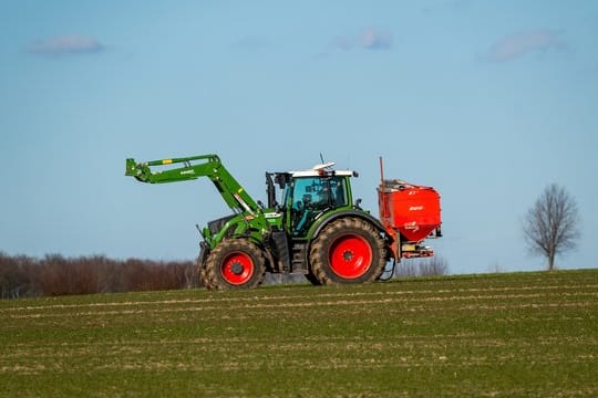 Bundesländer und Bauern dürfen für die Umsetzung strengerer Dünge-Vorschriften zum Schutz des Grundwassers auf mehr Zeit hoffen.