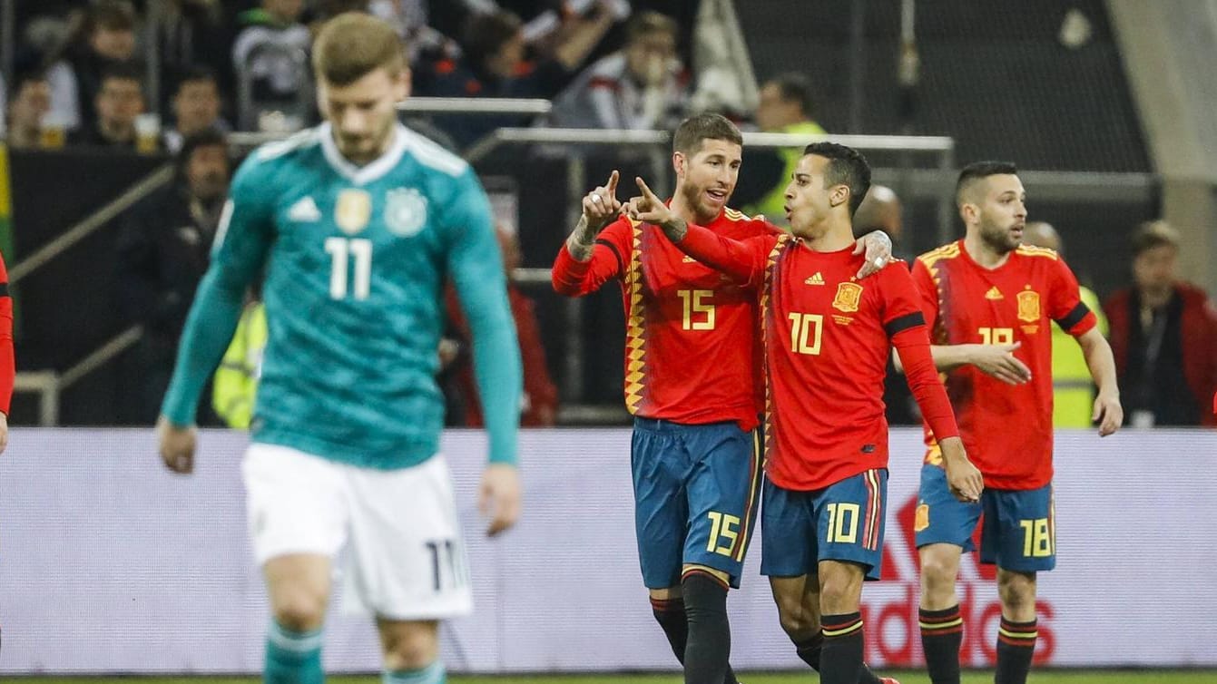 Thiago (r.) und Sergio Ramos (M.): Die spanischen Nationalspieler hätten eigentlich am Donnerstag gegen die DFB-Elf um Timo Werner (l.) gespielt. Thiago (r.) und Sergio Ramos (M.): Die spanischen Nationalspieler hätten eigentlich am Donnerstag gegen die DFB-Elf um Timo Werner (l.) gespielt.