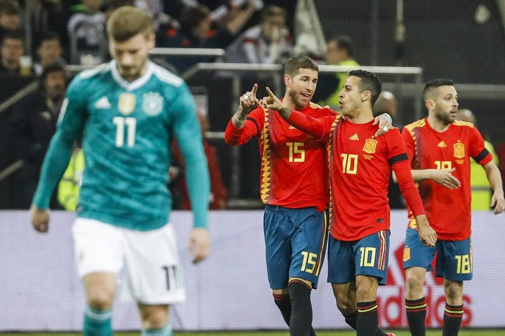 Thiago (r.) und Sergio Ramos (M.): Die spanischen Nationalspieler hätten eigentlich am Donnerstag gegen die DFB-Elf um Timo Werner (l.) gespielt.