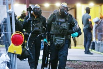 Die Polizei entdeckte in zwei Kölner Hochhauswohnungen ein Bomben- und Giftlabor.