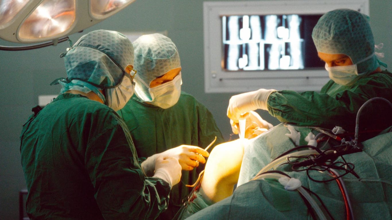 Knie-OP: Alle planbaren Operationen sollen aktuell wegen der Coronakrise verschoben werden, um Ressourcen zu sparen.