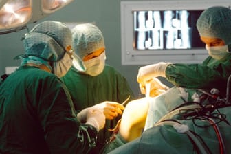 Knie-OP: Alle planbaren Operationen sollen aktuell wegen der Coronakrise verschoben werden, um Ressourcen zu sparen.