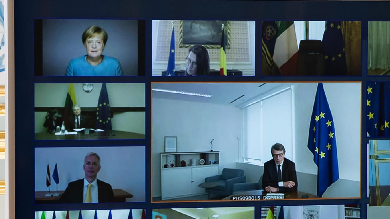 Videogipfel: Bundeskanzlerin Angela Merkel (oben links) und andere europäische Staats- und Regierungschefs, sowie Mitglieder des Europäischen Rates, sind während einer Videokonferenz im Elysee-Palast in Paris auf dem Bildschirm zu sehen.