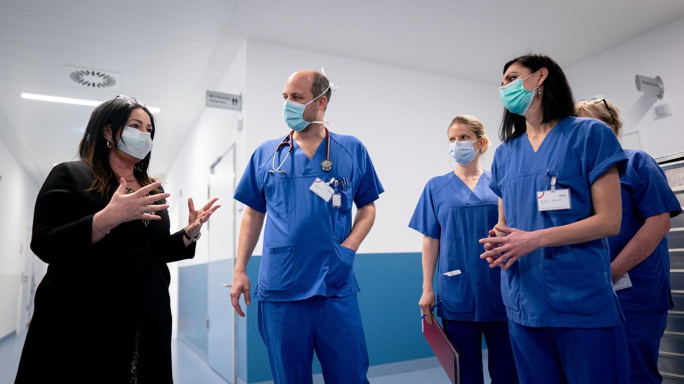 Berlins Gesundheitssenatorin Dilek Kalayci spricht mit Ärzten und Pflegern auf der neu eröffneten Intensivstation für Covid-19-Patienten des Humboldt-Klinikums.