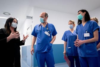 Berlins Gesundheitssenatorin Dilek Kalayci spricht mit Ärzten und Pflegern auf der neu eröffneten Intensivstation für Covid-19-Patienten des Humboldt-Klinikums.