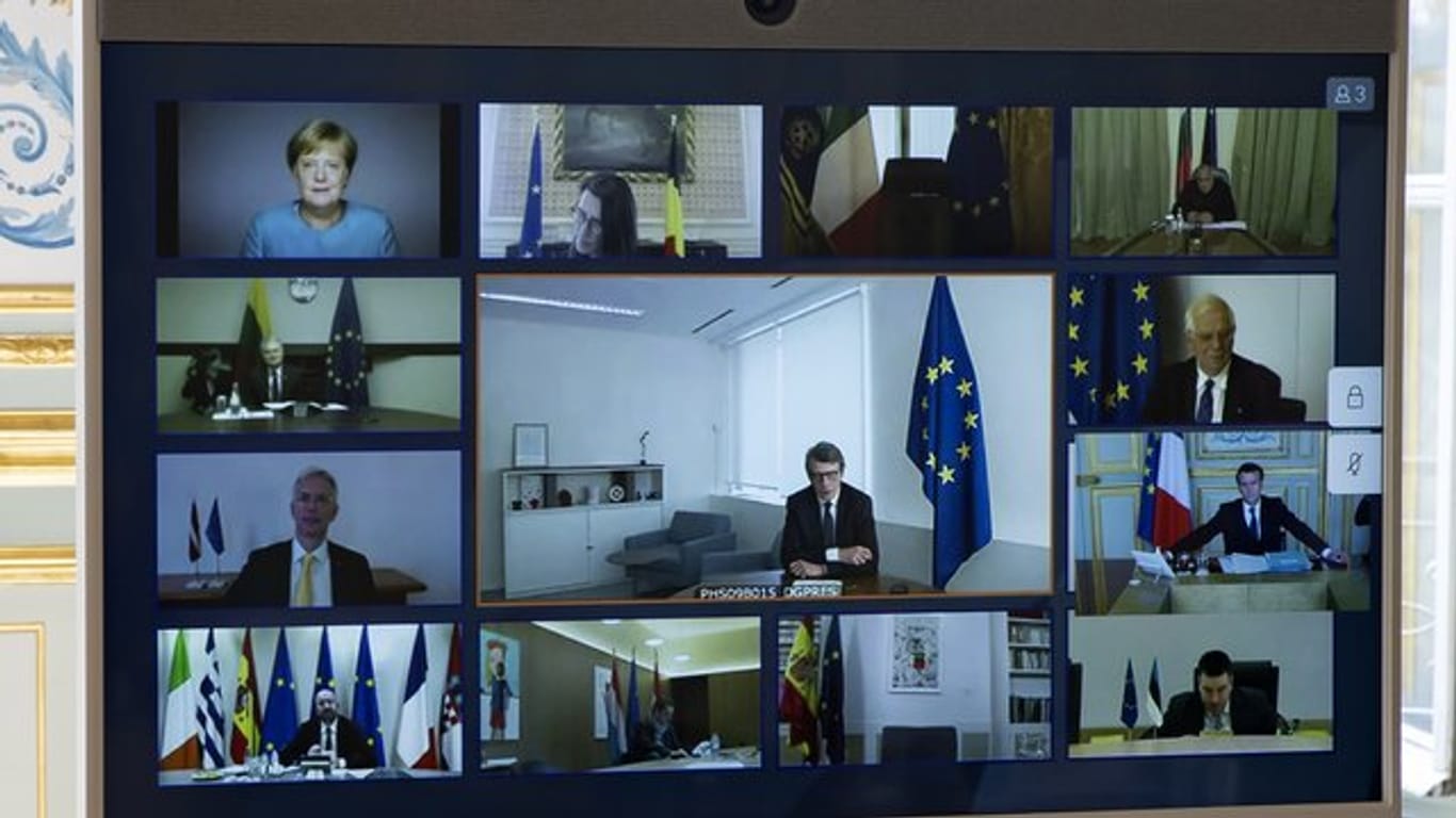 Bundeskanzlerin Merkel (oben links) und andere europäische Staats- und Regierungschefs, sowie Mitglieder des Europäischen Rates, während einer Videokonferenz.