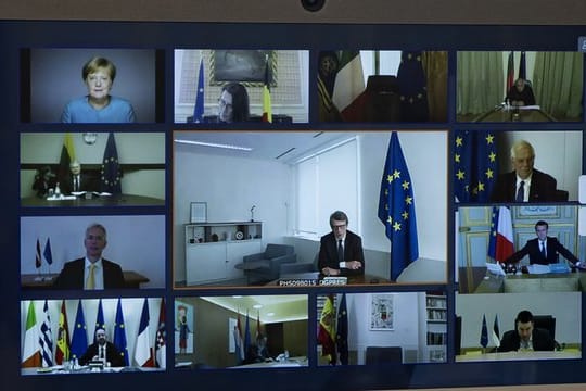 Bundeskanzlerin Merkel (oben links) und andere europäische Staats- und Regierungschefs, sowie Mitglieder des Europäischen Rates, während einer Videokonferenz.