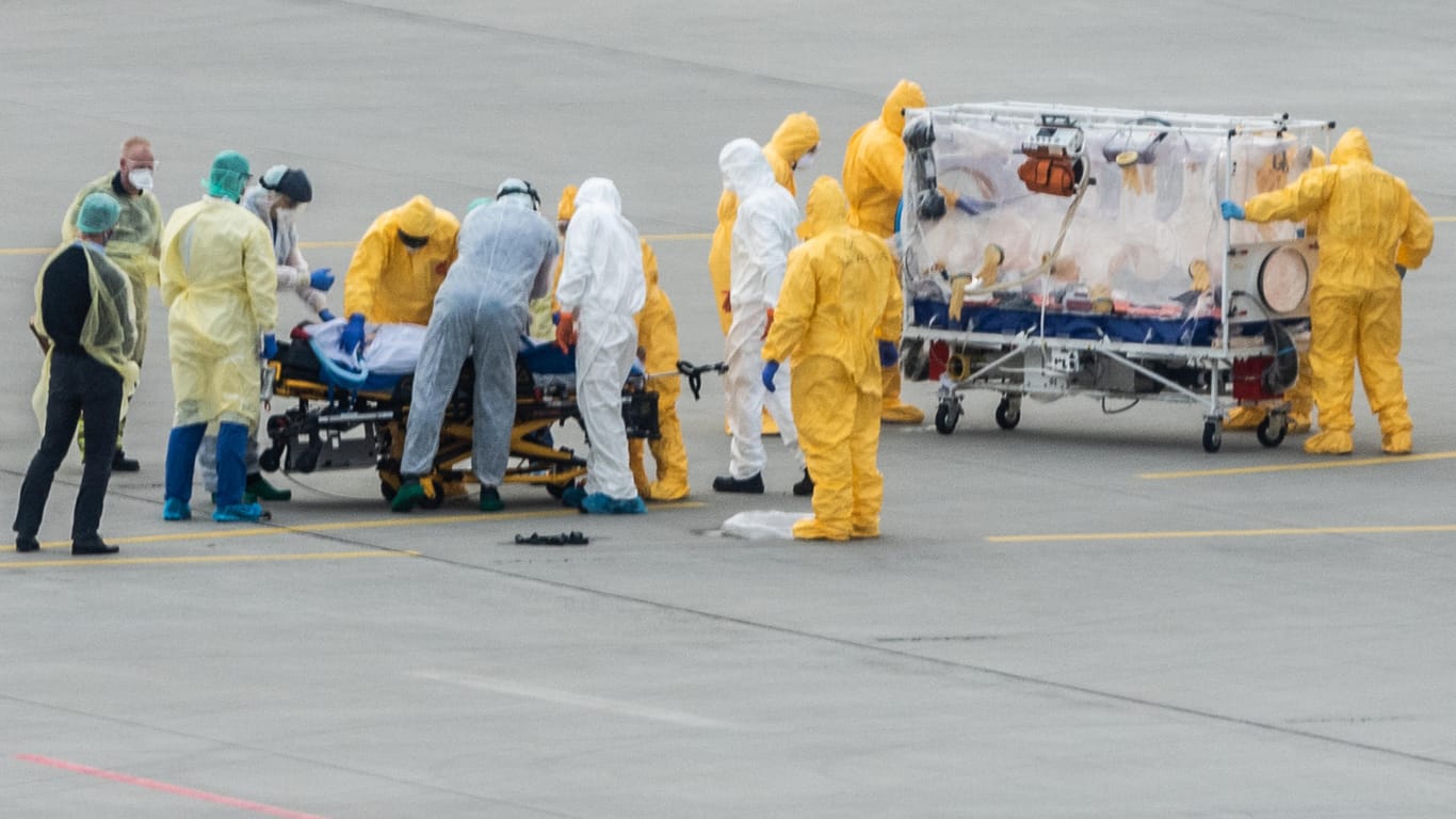 Ein schwerkranker Covid-19-Patient aus Italien wird auf dem Flughafen Dresden aus einer Militärmaschine in einen Krankentransportwagen verlegt.