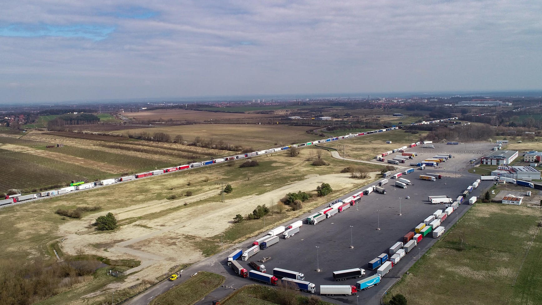 Die Staus sind wirklich lang – hier auf der A12 und dem Vorstauplatz "Frankfurt West", vier Kilometer vor der polnischen Grenze.