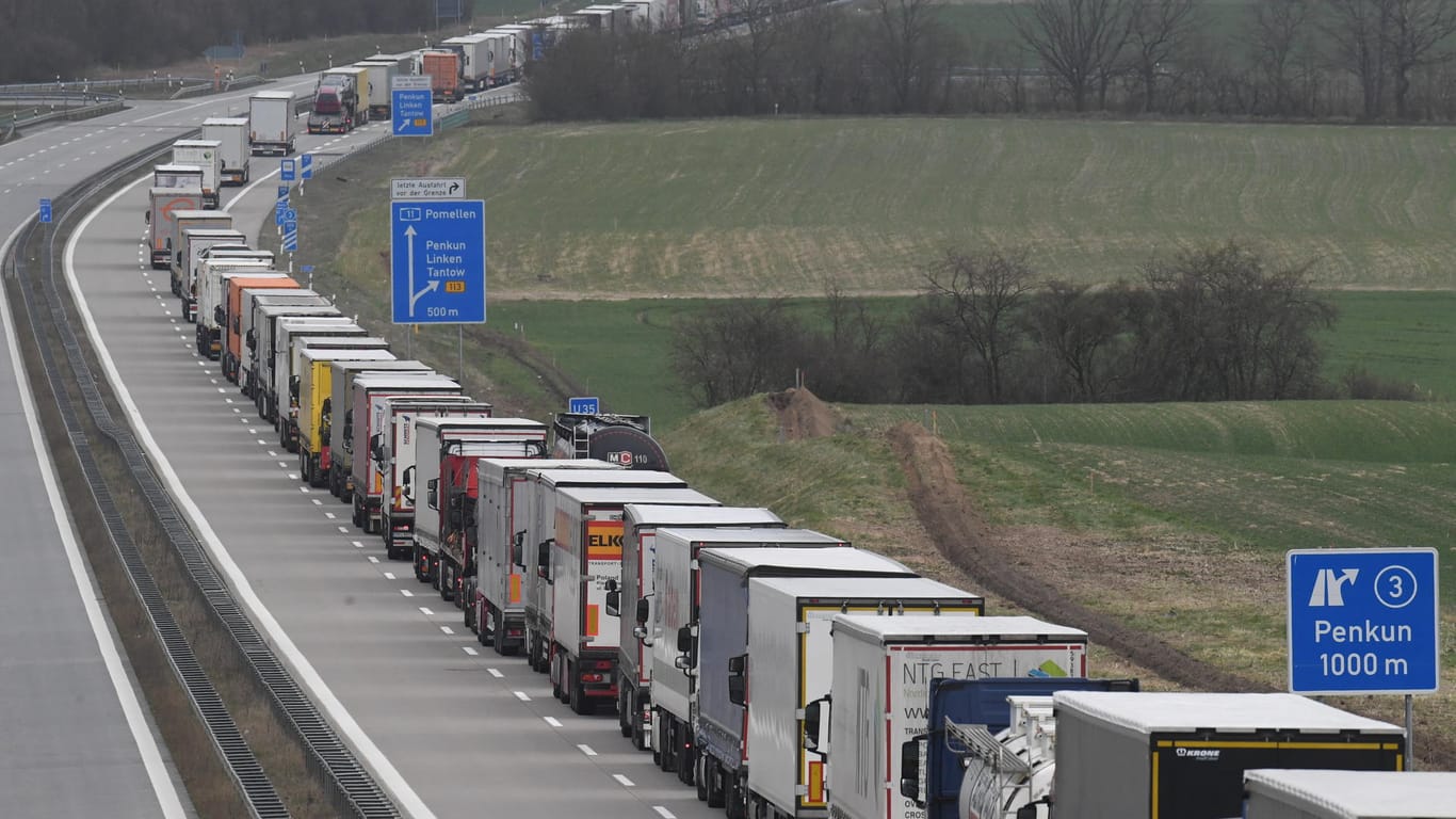 Lkw stauen sich auf der Autobahn 11 Berlin-Stettin vor dem deutsch-polnischen Grenzübergang Pomellen. Grund sind die langwierigen Corona-Kontrollen polnischer Polizisten.