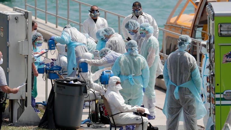 Mediziner in Miami Beach: Kranke Besatzungsmitglieder eines Kreuzfahrtschiffs werden untersucht.